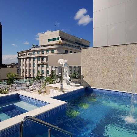 Hotel Atlântico Business Centro Río de Janeiro Exterior foto The photo shows a rooftop area featuring a swimming pool and a spa. The pool is inviting with a clear blue water, and there appears to be a waterfall feature. Surrounding the pool are areas for relaxation, possibly with sun loungers. In the backgroun